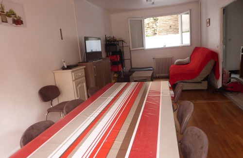 Saint-Cere Apartamento | Fully equipped apartment in the center of town, no pets allowed