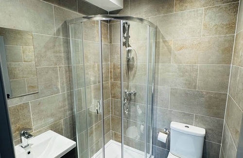 Yiewsley Casa | Fully equipped bedroom with attached bath