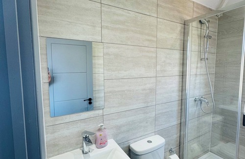 Yiewsley Casa | Fully equipped bedroom with attached bath