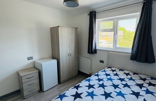 Yiewsley Casa | Fully equipped bedroom with attached bath