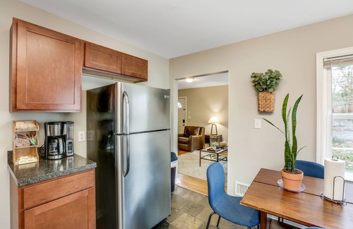 Dicken Casa | Fully Stocked Home/Walk to UM Stadium/30+ days