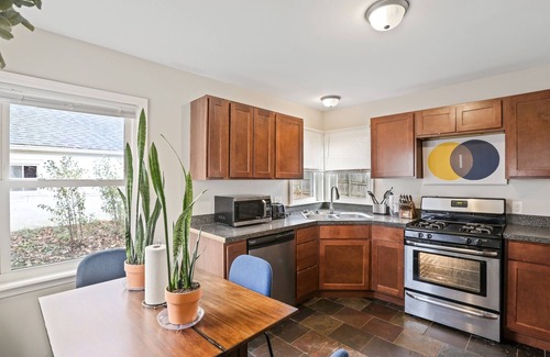 Dicken Casa | Fully Stocked Home/Walk to UM Stadium/30+ days