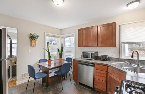Dicken Casa | Fully Stocked Home/Walk to UM Stadium/30+ days