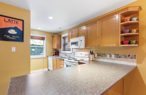 Regional District of Nanaimo Cabina | Fully-equipped near Rathtrevor Beach!