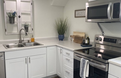 Central Tacoma Apartamento | Fully Equipped + Renovated APT Near Cheney Stadium