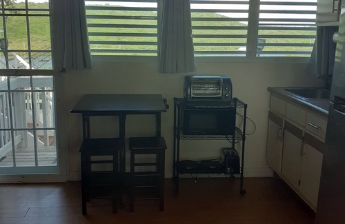 Culebra Pueblo Apartamento | Estudio totalmente equipado Cottage ~ Hermosas vistas de la bahía + Suministros de playa y WiFi