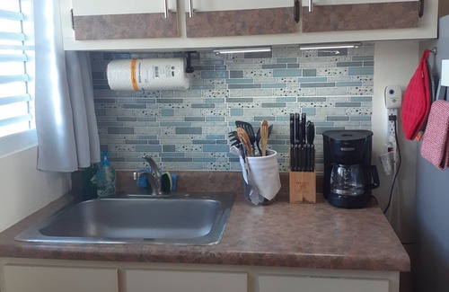 Culebra Pueblo Apartamento | Estudio totalmente equipado Cottage ~ Hermosas vistas de la bahía + Suministros de playa y WiFi