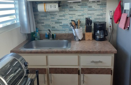 Culebra Pueblo Apartamento | Estudio totalmente equipado Cottage ~ Hermosas vistas de la bahía + Suministros de playa y WiFi