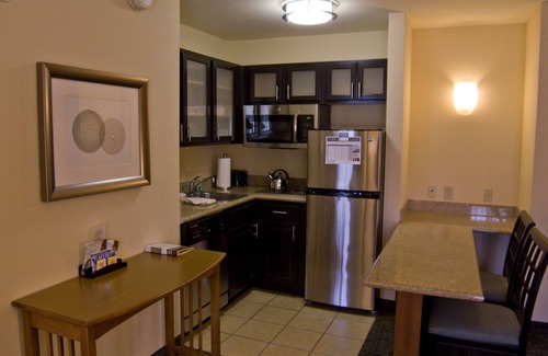 Energy Corridor Condominio | ¡Suite totalmente equipada con acceso a la piscina! Shuttle gratuito, desayuno buffet + centro de negocios las 24 horas