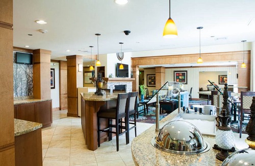 Energy Corridor Condominio | ¡Suite totalmente equipada con acceso a la piscina! Shuttle gratuito, desayuno buffet + centro de negocios las 24 horas