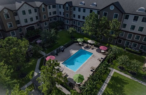 Energy Corridor Condominio | ¡Suite totalmente equipada con acceso a la piscina! Shuttle gratuito, desayuno buffet + centro de negocios las 24 horas