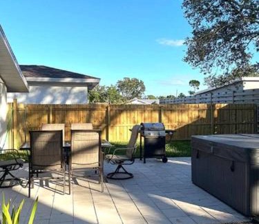 Southgate Casa | Fully Fenced With Hot tub near Siesta Key Bridge