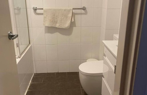 Merrylands Apartamento | Fully furnished 1 bedroom with shared bathroom with 1 person.