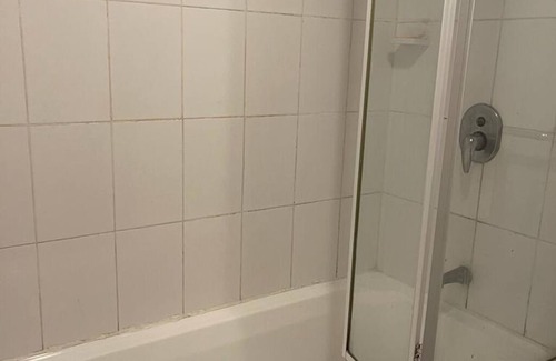 Merrylands Apartamento | Fully furnished 1 bedroom with shared bathroom with 1 person.