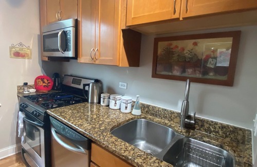 Irving Park Condominio | Fully furnished 2 Bdrm. In Old Irving Park. Easy walk to Blue Line.