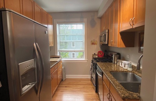 Irving Park Condominio | Fully furnished 2 Bdrm. In Old Irving Park. Easy walk to Blue Line.