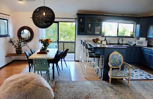 Sebastopol Condominio | Fully furnished, 30-day min./ Light-Filled Apartment in Sebastopol