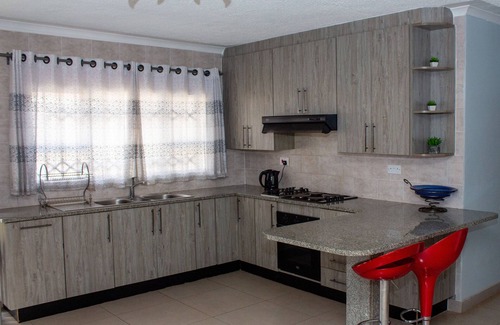 Harare Casa | Casa de cuatro dormitorios completamente amueblada y segura