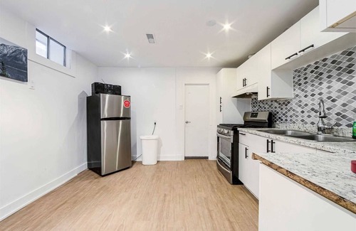 York University Heights Casa | Fully Furnished Bright and Luxurious Bedroom in North York-8