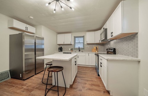 Appleton Casa | Fully Furnished Cozy Home with Fenced Yard in a Peaceful Neighborhood