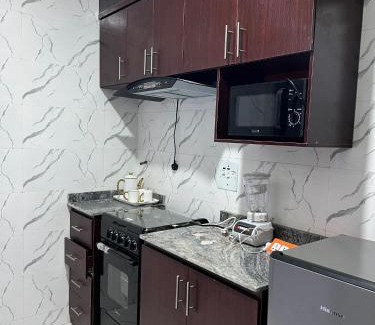 Owerri Apartamento | FULLY FURNISHED DAILY FLAT RENTALS AND APARTMENT RENTAL AT IPAM SELF SERVICE 2BEDROOM And 1 BED APARTMENT IN NEW OWERRI IMO STATE, WITH FREE SHUTLE PICK UP WITHIN OWERRI, kitchen and all living amenities included a home away from home, better than a hotel