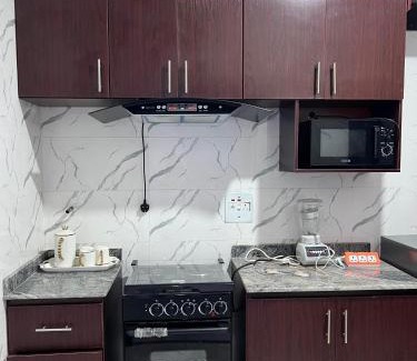 Owerri Apartamento | FULLY FURNISHED DAILY FLAT RENTALS AND APARTMENT RENTAL AT IPAM SELF SERVICE 2BEDROOM And 1 BED APARTMENT IN NEW OWERRI IMO STATE, WITH FREE SHUTLE PICK UP WITHIN OWERRI, kitchen and all living amenities included a home away from home, better than a hotel