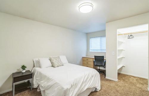Harlow Apartamento | Fully Furnished Living with Pool & Clubhouse Amenities