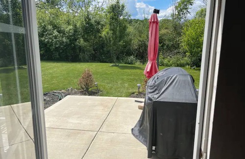 Hudson Apartamento | Fully furnished walkout basement apartment with 2 bedrooms, 1 bathroom, kitchen.