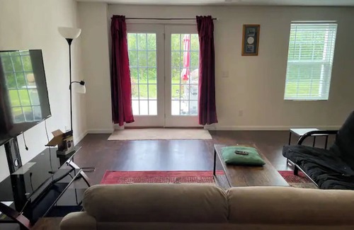 Hudson Apartamento | Fully furnished walkout basement apartment with 2 bedrooms, 1 bathroom, kitchen.