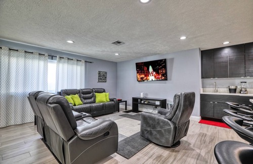 Las Vegas Casa | Fully licensed pool home w/outdoor kitchen.