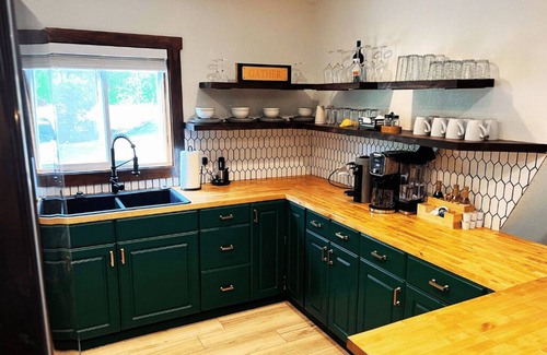 Friendship Cabina | Fully Loaded Cabin, Coffee Bar, NEW Hot Tub, Epic Firepit, Close to the Dells