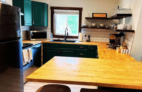Friendship Cabina | Fully Loaded Cabin, Coffee Bar, NEW Hot Tub, Epic Firepit, Close to the Dells
