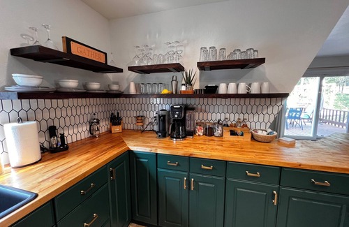 Friendship Cabina | Fully Loaded Cabin, Coffee Bar, NEW Hot Tub, Epic Firepit, Close to the Dells