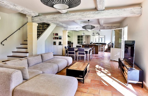 St.-Remy-de-Provence Villa | Fully renovated farmhouse with landscaped garden, pool & view 5mn walk from town