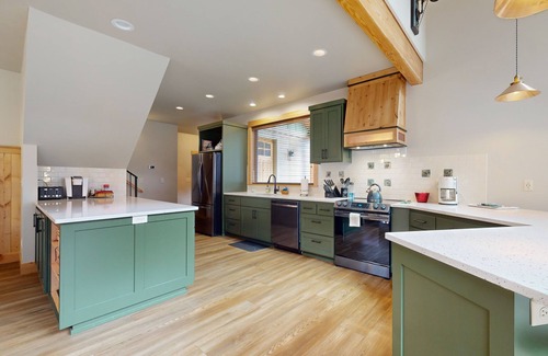 Vida Casa | Fully rebuilt riverfront home with deck, fireplace, & W/D - dog-friendly