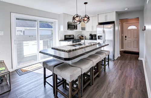 Port Clinton Casa | Completamente remodelado 2BR! Se admiten mascotas a pie de playa-1 cuadra; minutos a Cedar Point!