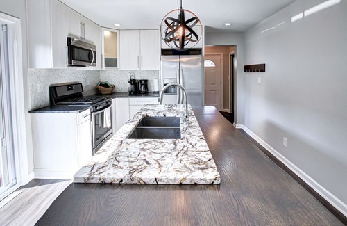 Port Clinton Casa | Completamente remodelado 2BR! Se admiten mascotas a pie de playa-1 cuadra; minutos a Cedar Point!