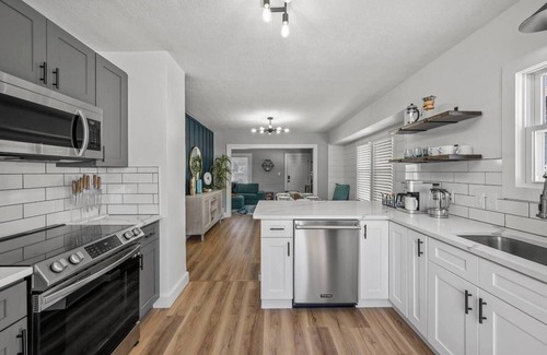 Parma Casa | Fully Remodeled Cozy 4 BR in the heart of Parma, King Bed, Close to Airport