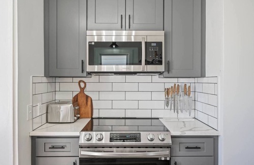 Parma Casa | Fully Remodeled Cozy 4 BR in the heart of Parma, King Bed, Close to Airport