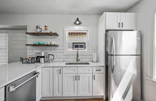 Parma Casa | Fully Remodeled Cozy 4 BR in the heart of Parma, King Bed, Close to Airport