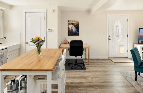 Carnation Apartamento | Fully remodeled daylight basement apartment