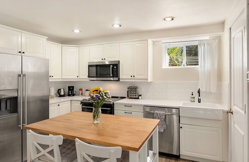Carnation Apartamento | Fully remodeled daylight basement apartment