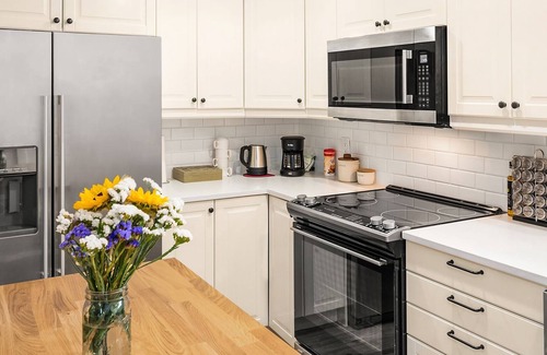 Carnation Apartamento | Fully remodeled daylight basement apartment