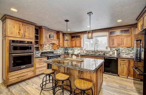 McCall Cabina | Fully remodeled historic Gem - Lodge sleeps 18 Oasis sleeps 22