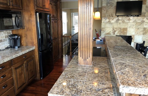 Camdenton Casa | Casa frente al lago completamente remodelada con hermosas vistas del lago de los Ozarks.