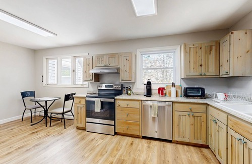 West Boothbay Harbor Casa | Fully Remodeled Coastal Retreat with Spacious Deck and Dog-Friendly Comfort