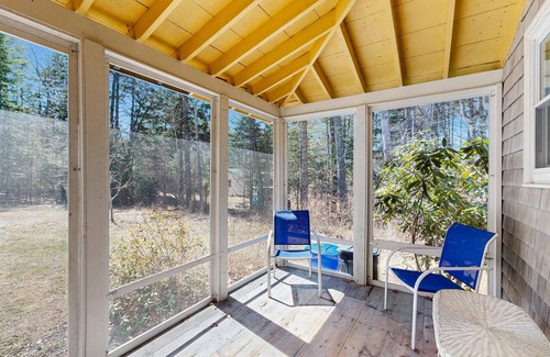 West Boothbay Harbor Casa | Fully Remodeled Coastal Retreat with Spacious Deck and Dog-Friendly Comfort