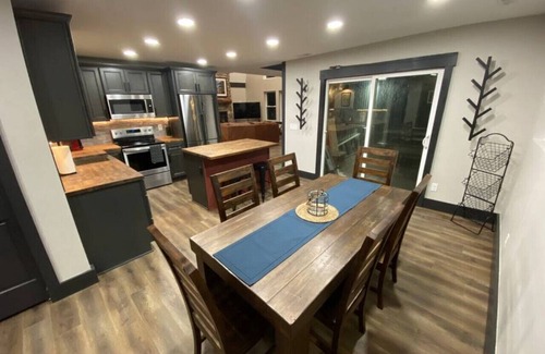 Amanda Cabina | Fully Renovated Cabin in Hocking Hills - Hot Tub, Game Room, Wifi, Fireplace