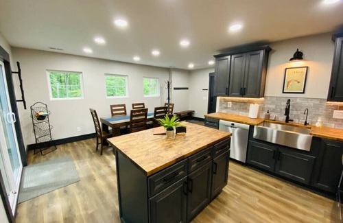Amanda Cabina | Fully Renovated Cabin in Hocking Hills - Hot Tub, Game Room, Wifi, Fireplace