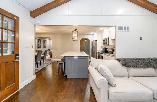 Lexington Casa | Fully Renovated | Finished Basement | Luxury Beds | Games